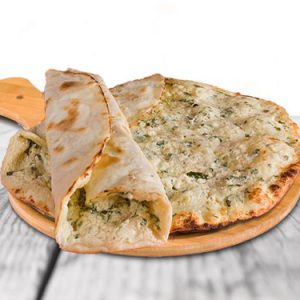 Turecka pizza wegetariańska z fetą, mieszanką serów, sałatką i sosem