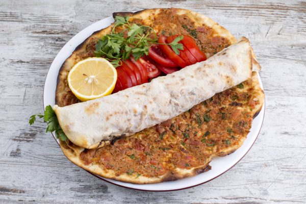 Turecka pizza z sałatką i sosem - Image 5