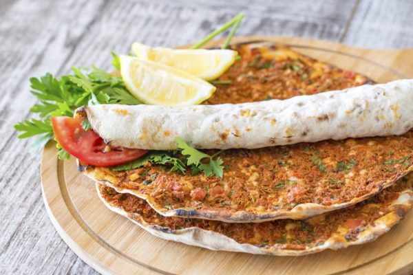 Turecka pizza z pikantnym kurczakiem, sałatką i sosem - Image 3