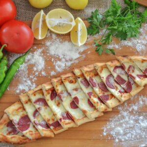 Pide z sucukiem i jajkiem