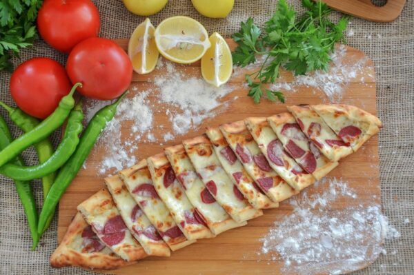 Pide z sucukiem i jajkiem